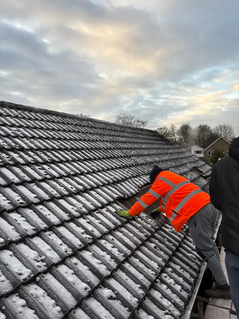 Re-bed ridge tiles, LE67